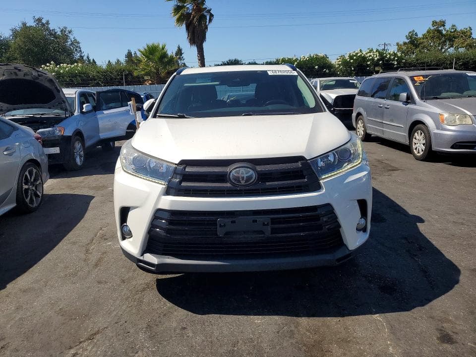2017 TOYOTA HIGHLANDER SE 5