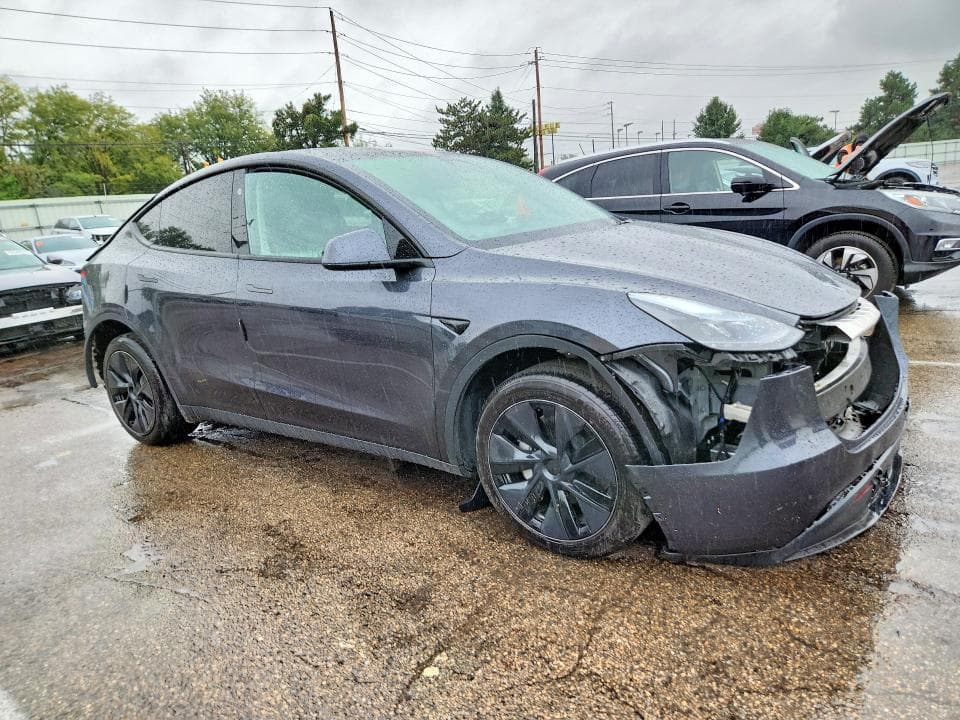 2025 TESLA MODEL Y 4