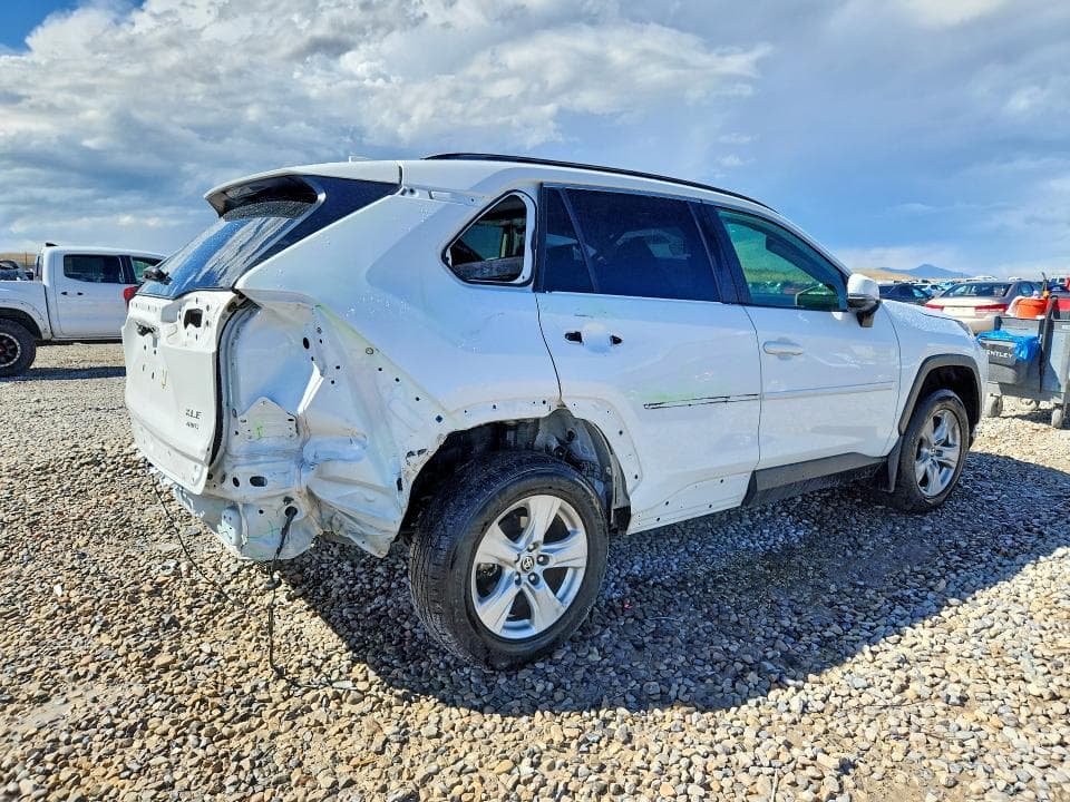 2021 TOYOTA RAV4 XLE 3