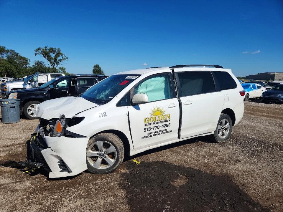2018 TOYOTA SIENNA LE