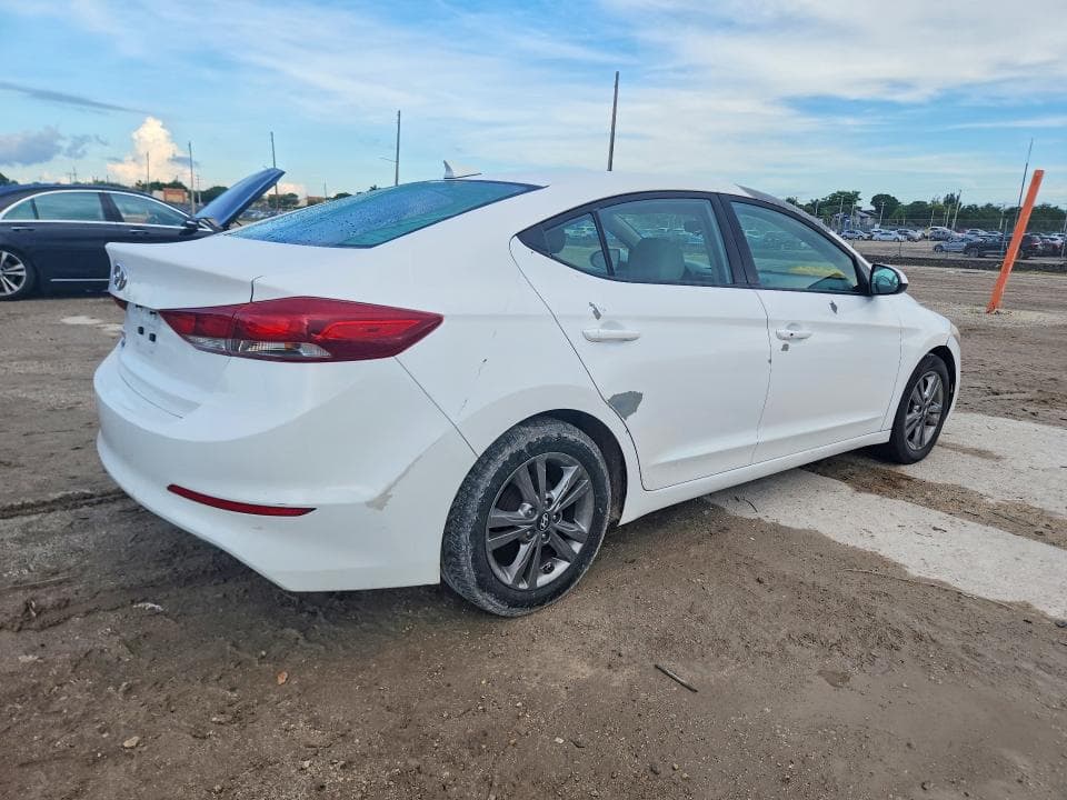 2017 HYUNDAI ELANTRA SE 3