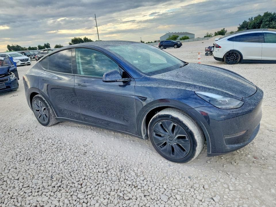 2025 TESLA MODEL Y 4