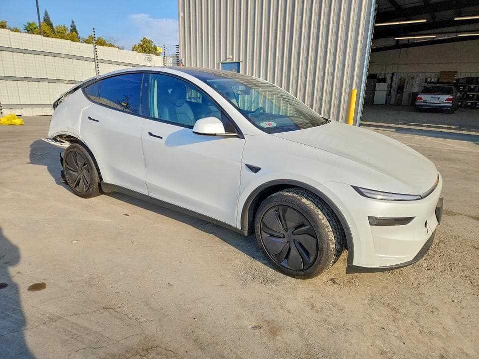 2026 TESLA MODEL Y 4