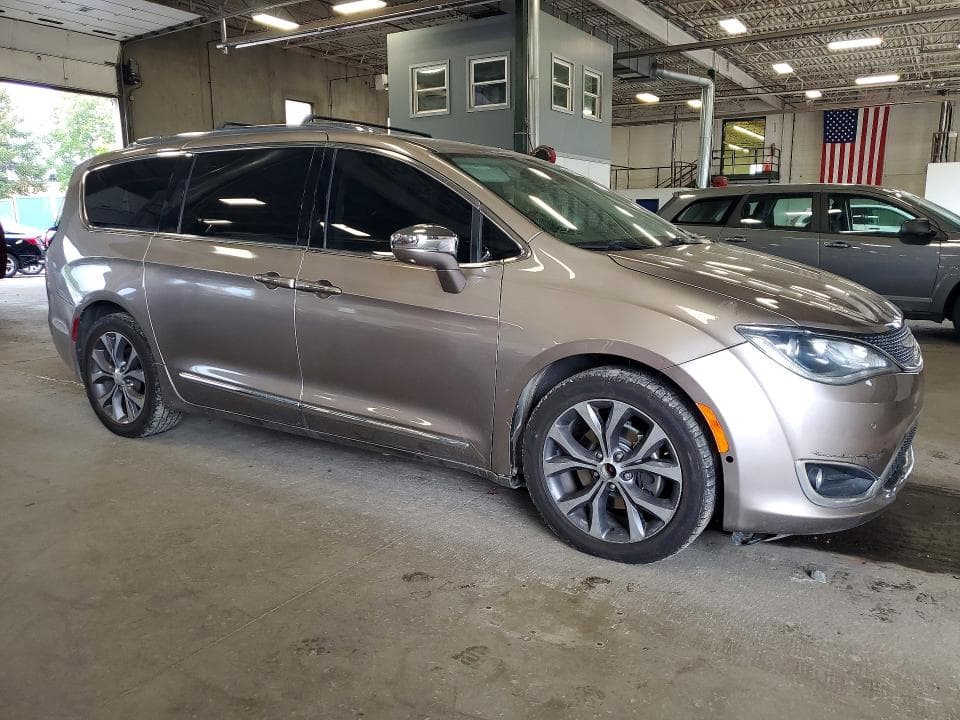 2017 CHRYSLER PACIFICA LIMITED 4