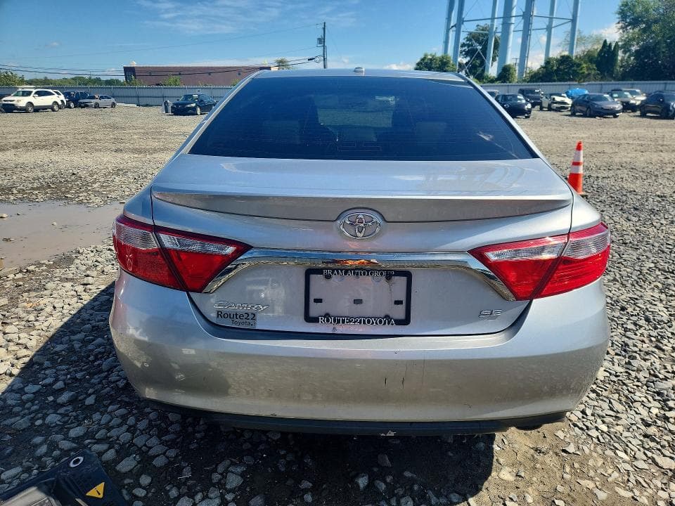 2017 TOYOTA CAMRY SE 6