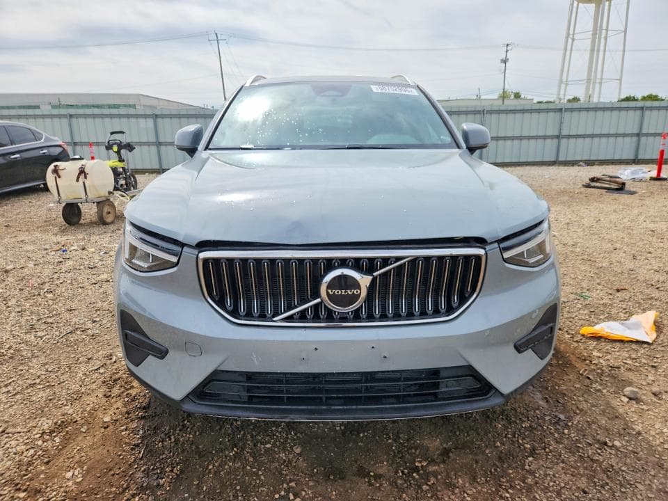 2025 VOLVO XC40 CORE 5