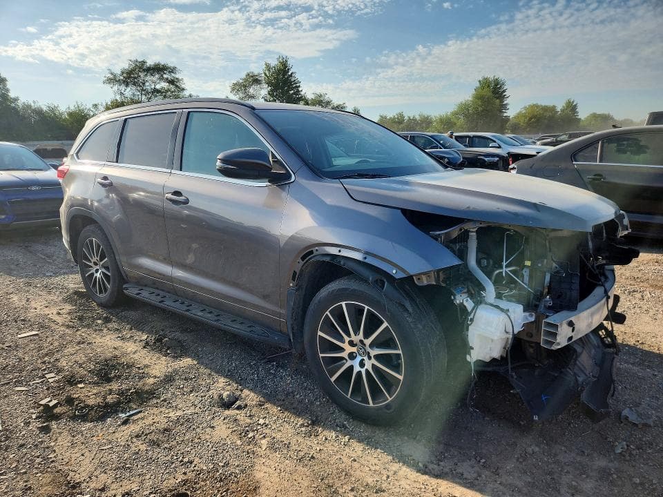 2017 TOYOTA HIGHLANDER SE 4