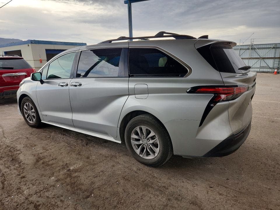 2021 TOYOTA SIENNA XLE 2