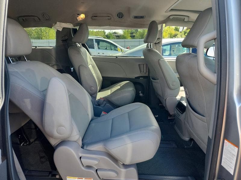 2017 TOYOTA SIENNA XLE 7-PASSENGER 11