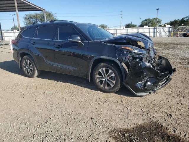 2021 TOYOTA HIGHLANDER XLE 4