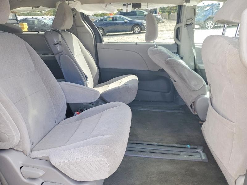 2017 TOYOTA SIENNA LE 11