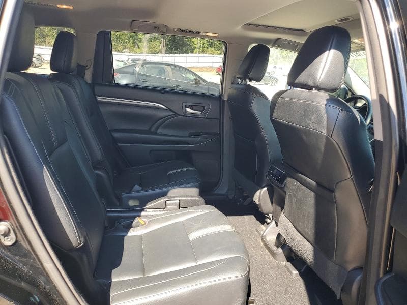 2017 TOYOTA HIGHLANDER SE 11