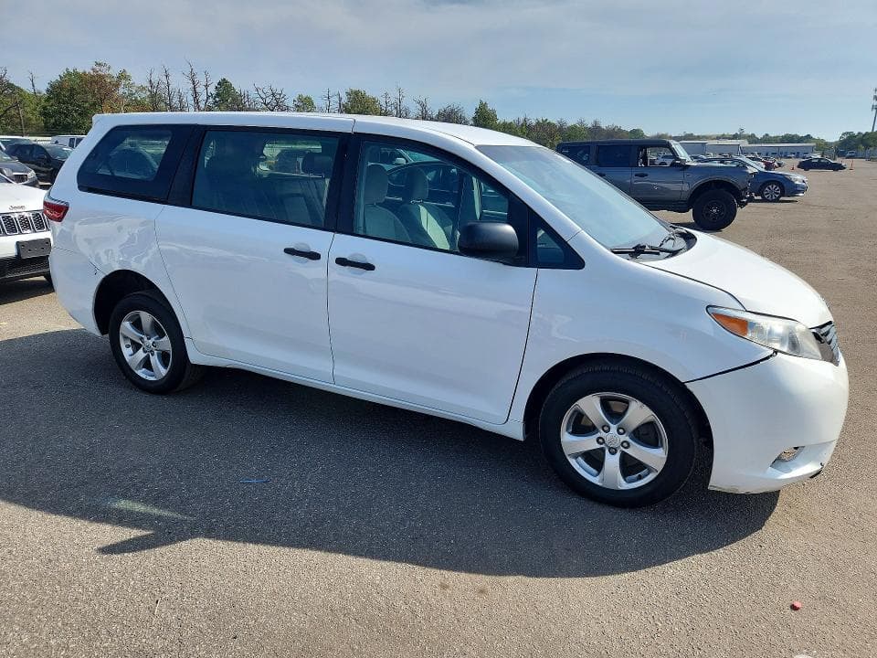 2017 TOYOTA SIENNA L 7-PASSENGER 4