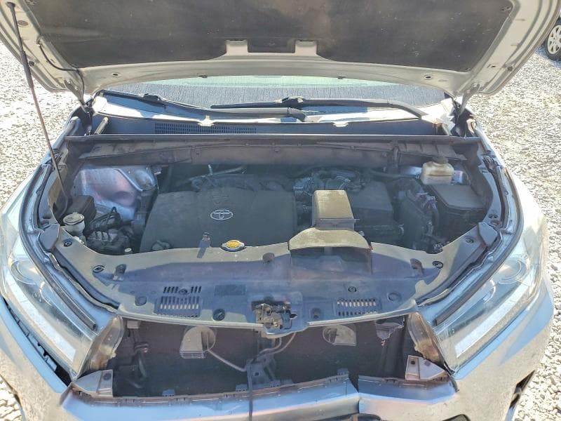2017 TOYOTA HIGHLANDER SE 12