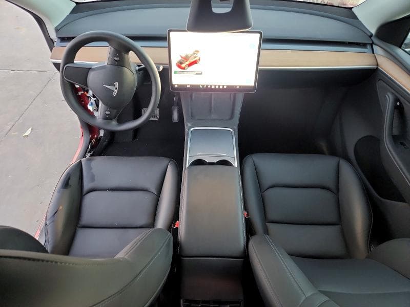 2025 TESLA MODEL Y 8