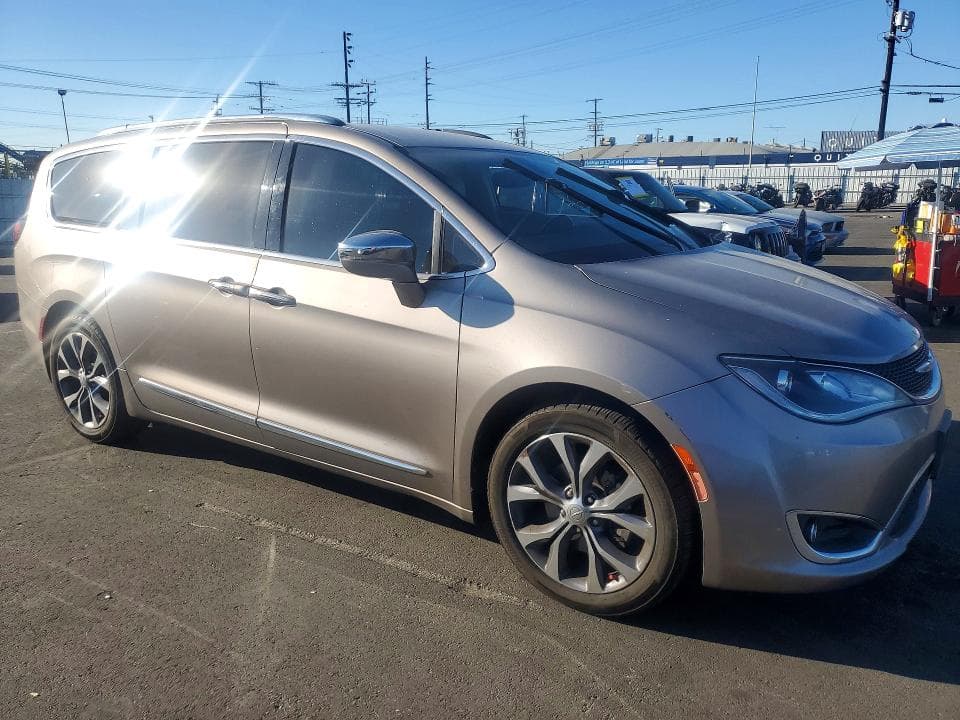 2017 CHRYSLER PACIFICA LIMITED 4