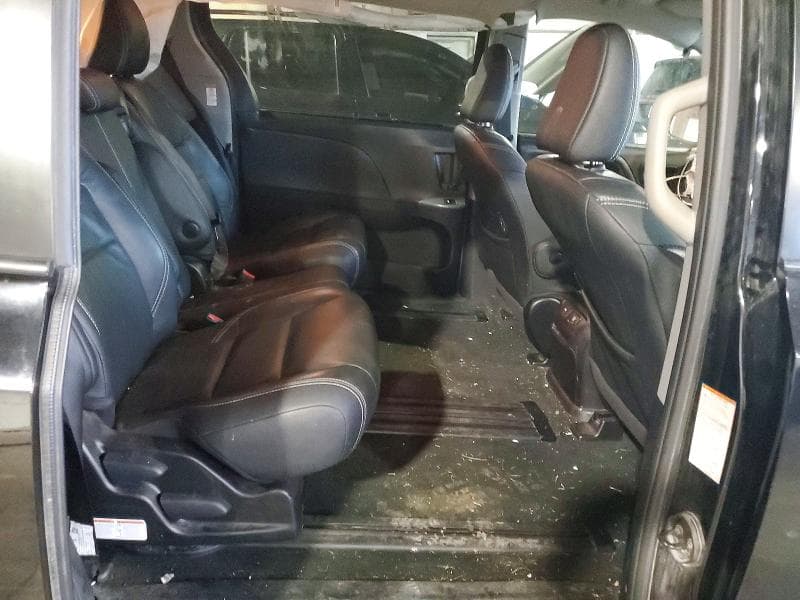 2017 TOYOTA SIENNA SE 11