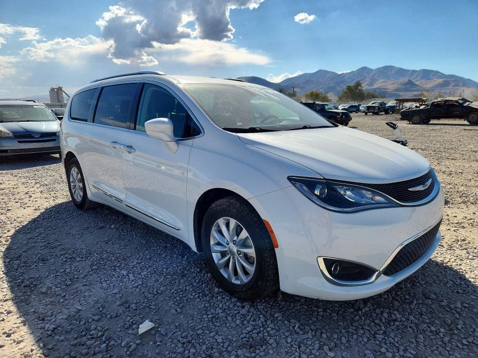 2019 CHRYSLER PACIFICA TOURING L 4