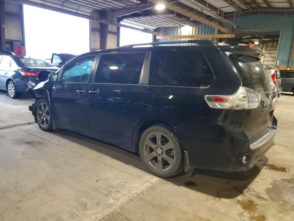 2017 TOYOTA SIENNA SE 2