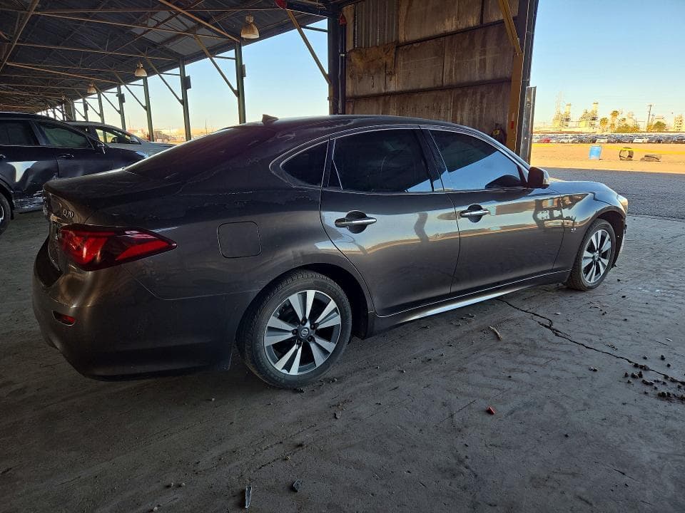 2017 INFINITI Q70 3.7 3