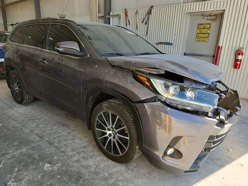 2018 TOYOTA HIGHLANDER SE 4