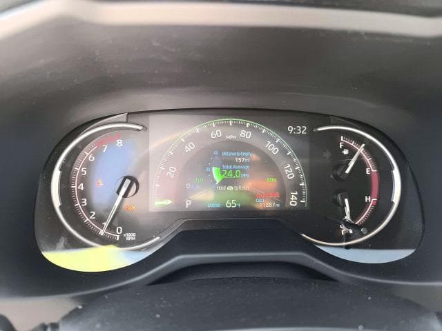 2025 TOYOTA RAV4 XLE 8