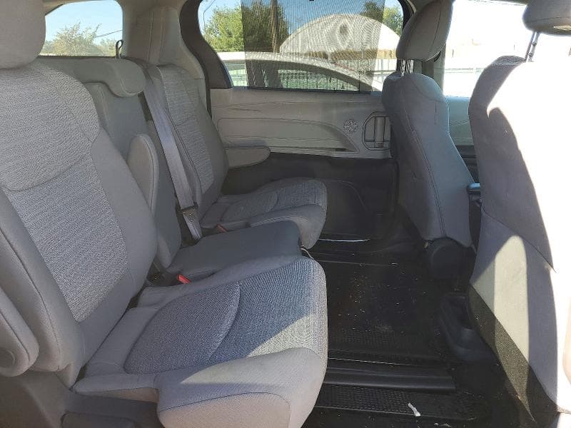 2021 TOYOTA SIENNA LE 11