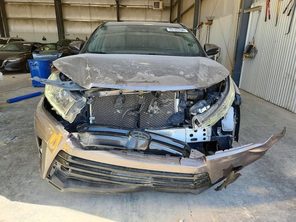 2018 TOYOTA HIGHLANDER SE 5
