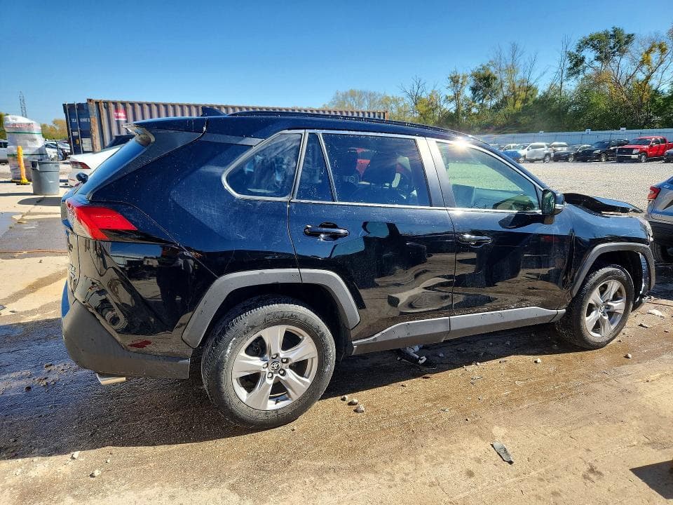 2023 TOYOTA RAV4 XLE 3