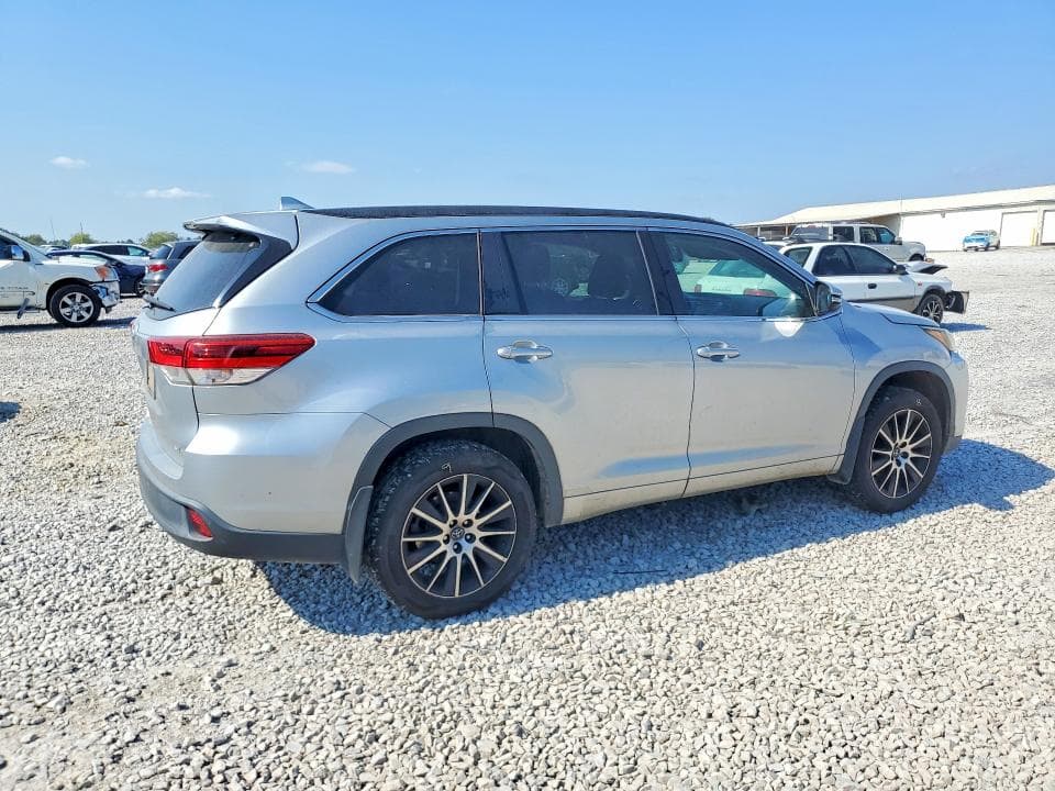 2017 TOYOTA HIGHLANDER SE 3