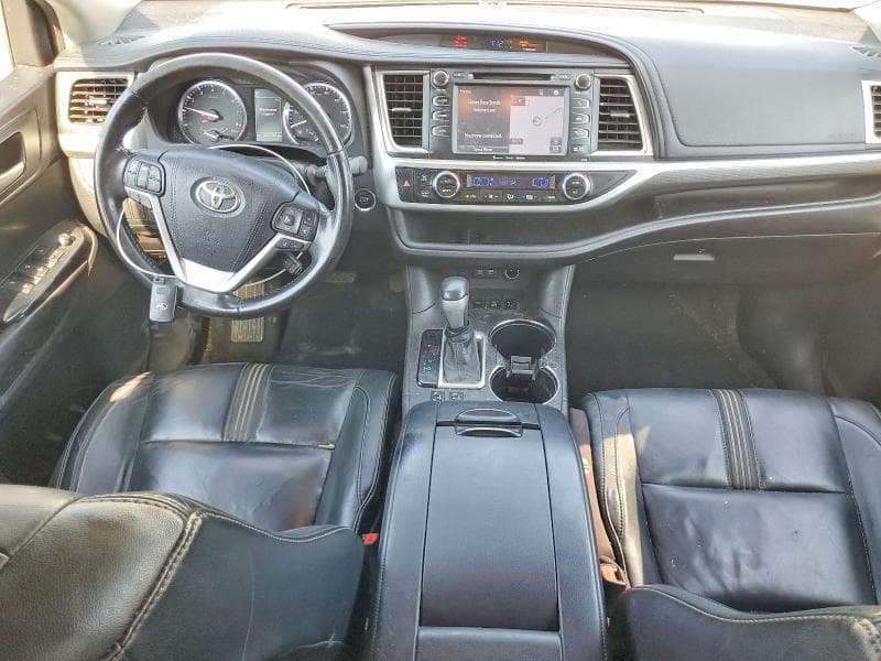 2017 TOYOTA HIGHLANDER SE 8