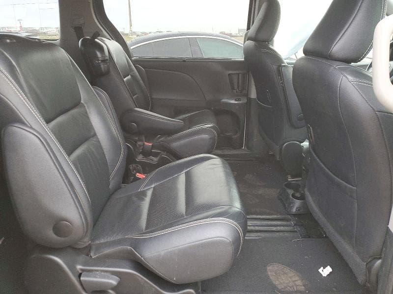 2017 TOYOTA SIENNA SE 11