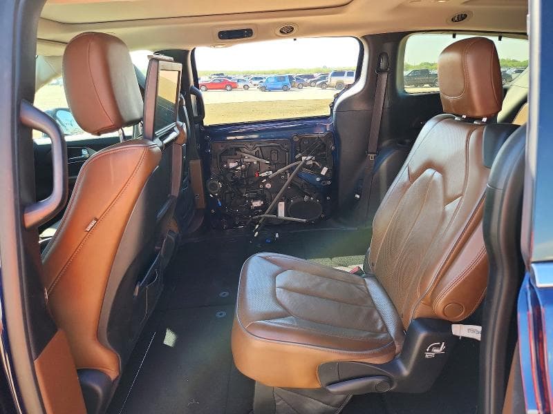 2018 CHRYSLER PACIFICA LIMITED 11