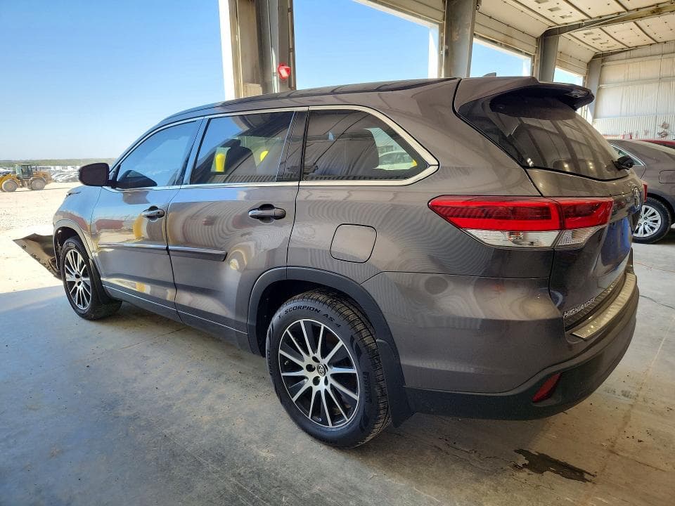 2018 TOYOTA HIGHLANDER SE 2