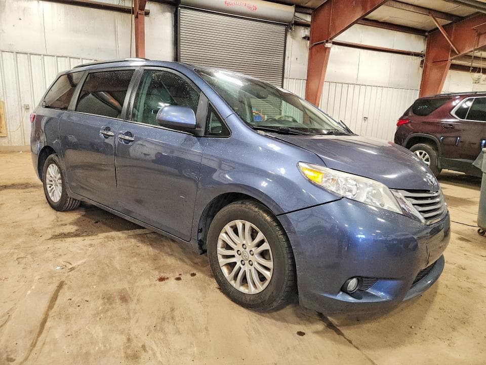 2017 TOYOTA SIENNA XLE 8-PASSENGER 4