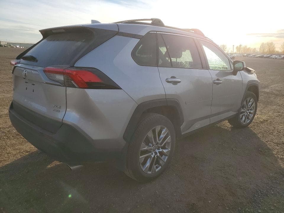 2021 TOYOTA RAV4 XLE 3