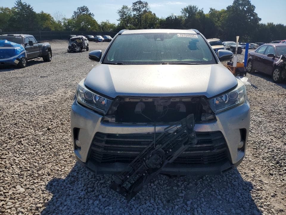 2017 TOYOTA HIGHLANDER SE 5