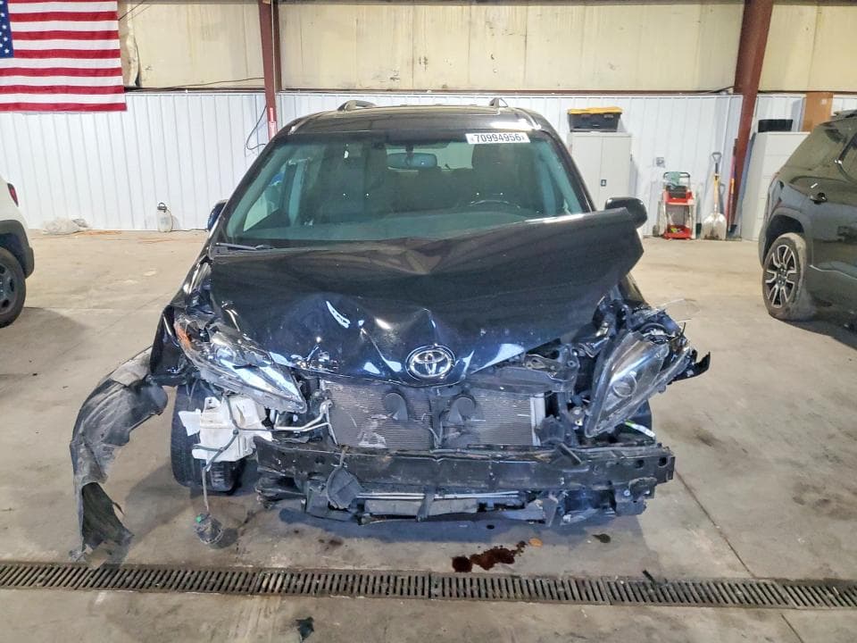 2017 TOYOTA SIENNA SE 5