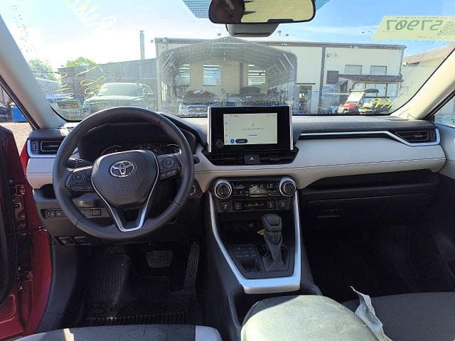 2025 TOYOTA RAV4 XLE 9