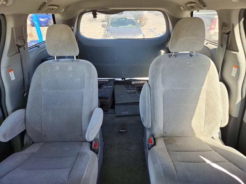 2017 TOYOTA SIENNA LE 10
