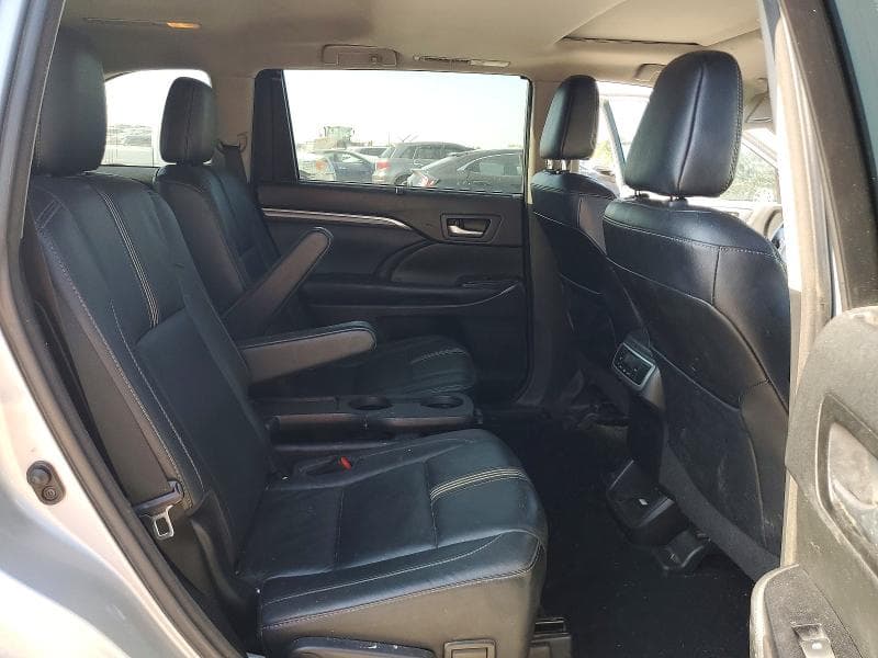 2017 TOYOTA HIGHLANDER SE 11
