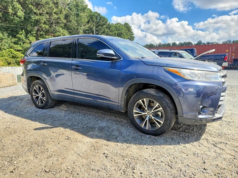 2017 TOYOTA HIGHLANDER LE 4