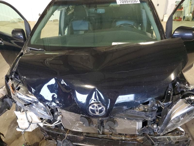 2017 TOYOTA SIENNA SE 12