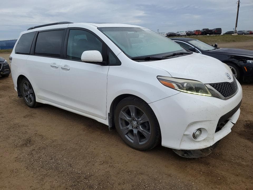 2017 TOYOTA SIENNA SE 4