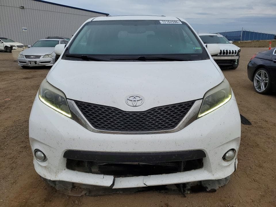 2017 TOYOTA SIENNA SE 5