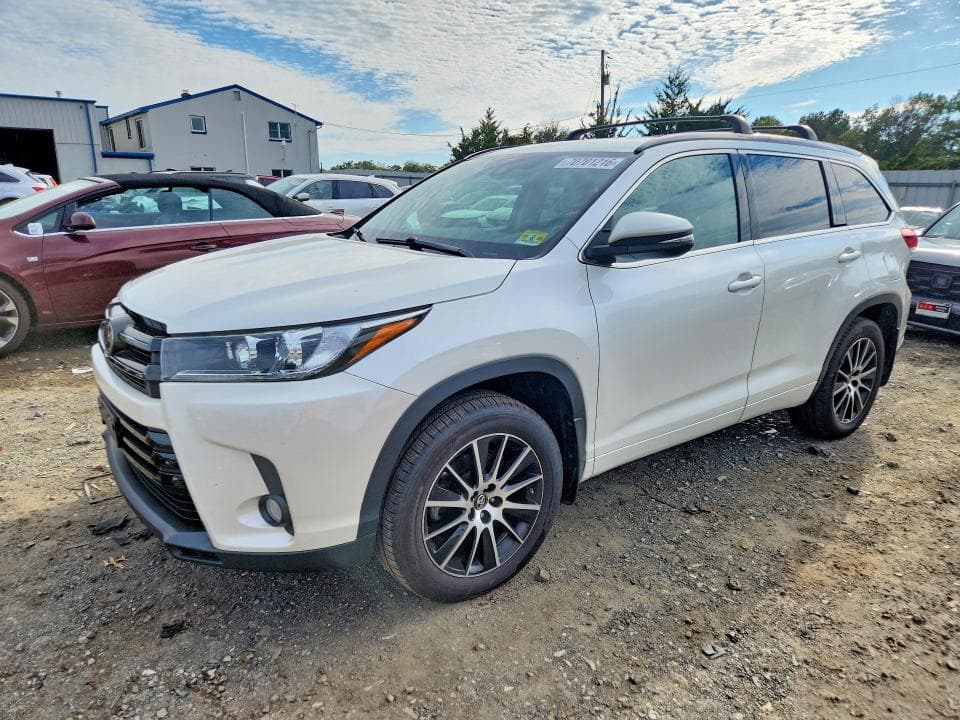 2017 TOYOTA HIGHLANDER SE