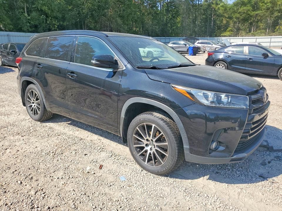 2017 TOYOTA HIGHLANDER SE 4
