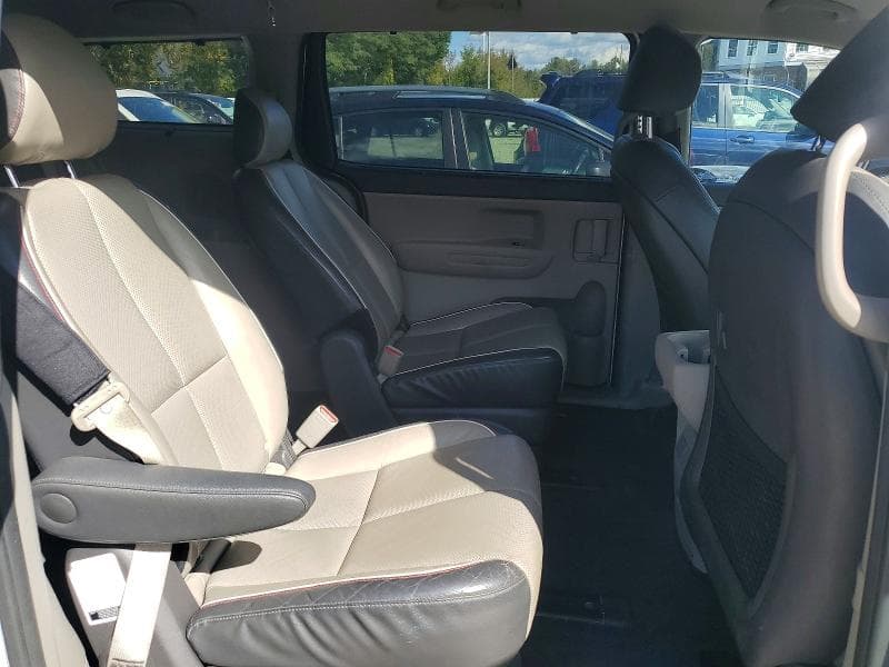 2017 KIA SEDONA LX 11