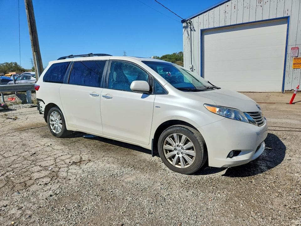 2017 TOYOTA SIENNA XLE PREMIUM 7-PASSENGER 4