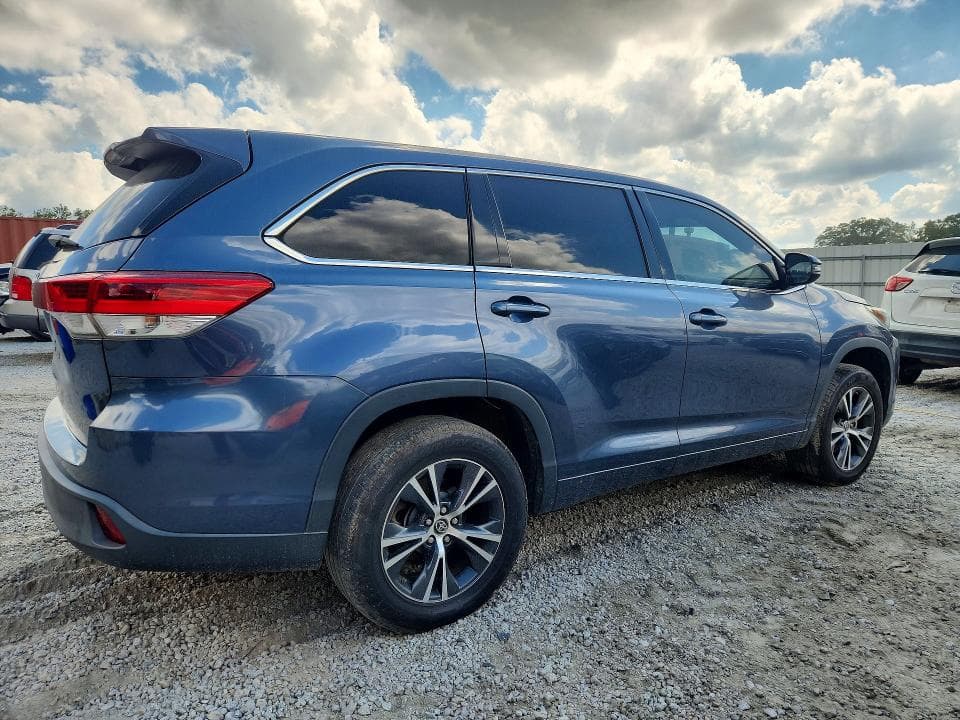 2017 TOYOTA HIGHLANDER LE 3